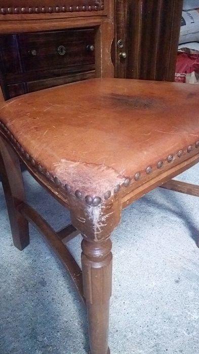 Cadeiras em couro e outros