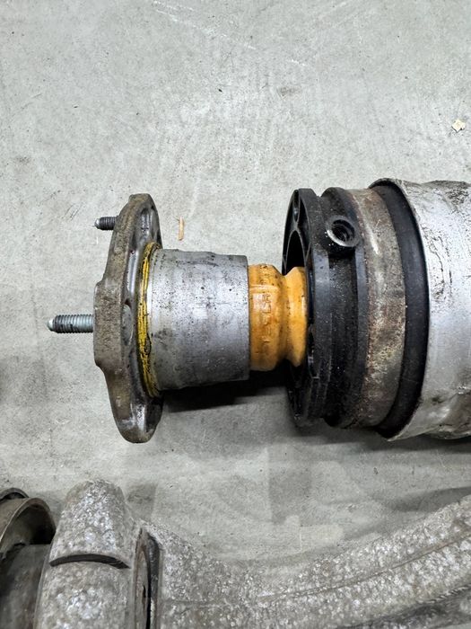 Пневмобалони Tesla Model X. Пневмостойки Tesla Model X. Під відновленя