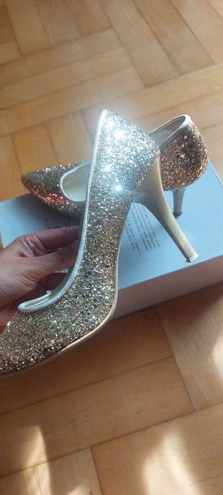 Eleganckie złote szpilki buty na obcasie