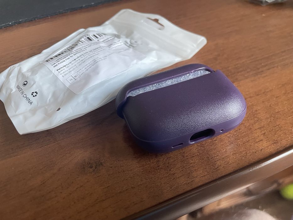 Чехол для AirPods Pro 3 (2025) с текстурой кожи, с ремешком, темно-фиолетовый НОВЫЙ