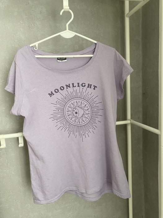 Fioletowa koszulka z nadrukiem wzór astrologiczny