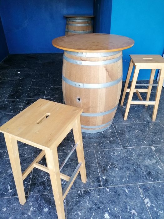 Mesa de pipo e dois bancos