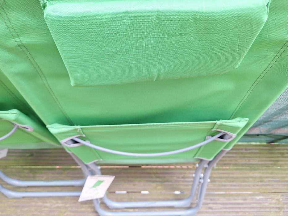Dwa zielone leżaki używane