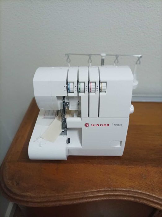 Máquina Overlock Singer S010L