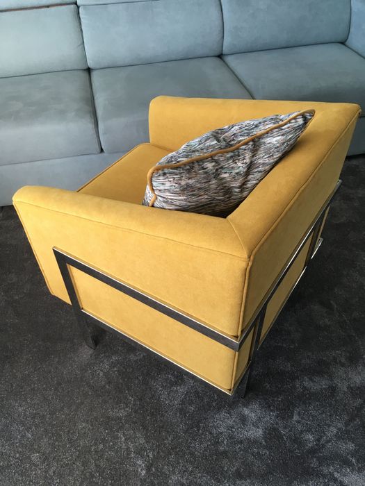 Sofá como NOVO, de tecido lavável e estrutura em inox.