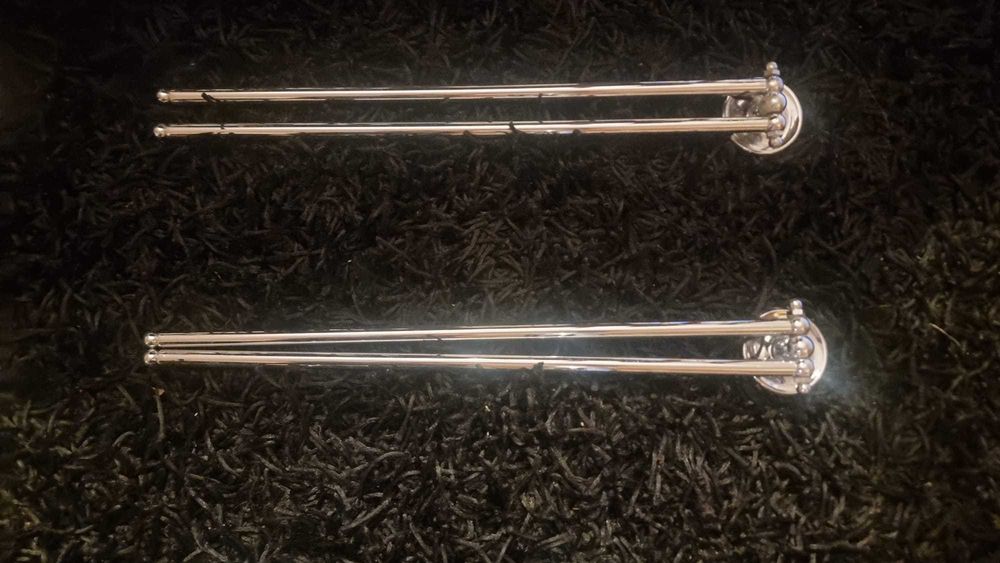 Toalheiros  e outros materias de WC curvos em inox usados