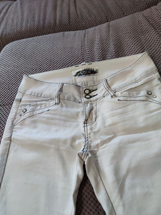 Очень красивые джинсы, с красивыми деталями, размер указан27,см.замеры