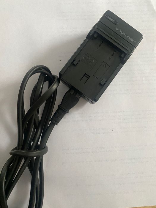 Зарядний пристрій для відеокамери.