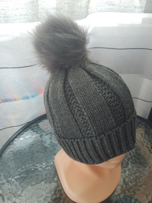 Nowa czapka z pomponem damska