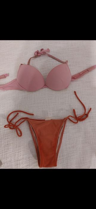 Bikini vermelho e rosa