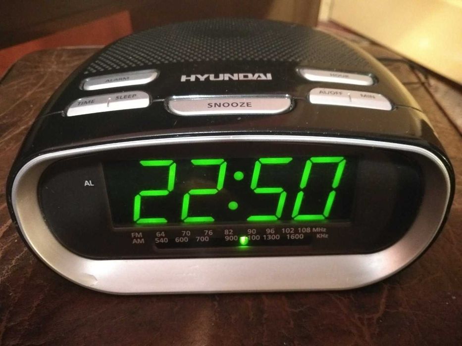 Электронные Часы , будильник с радиоприемником АМ, FM диапазон HYUNDAI