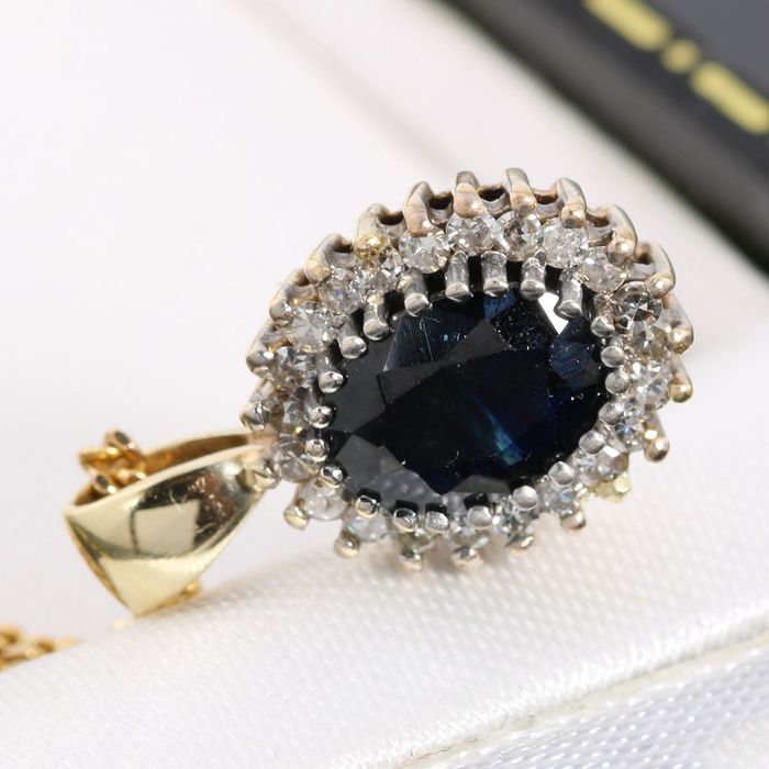 Złota zawieszka z szafirem i diamentami na łańcuszku 46cm 9K