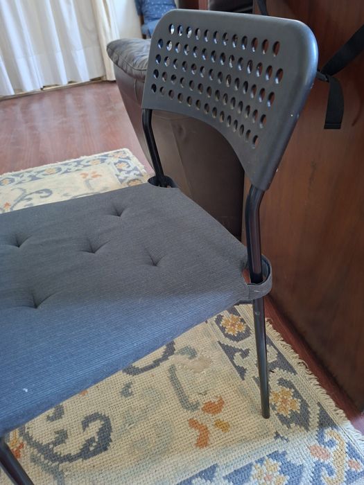 2 cadeiras adde do ikea com coxim