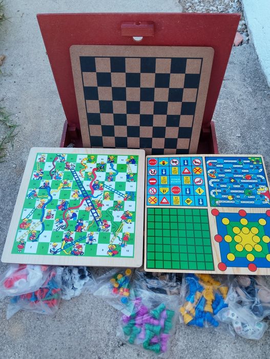 Multijogo numa caixa de madeira