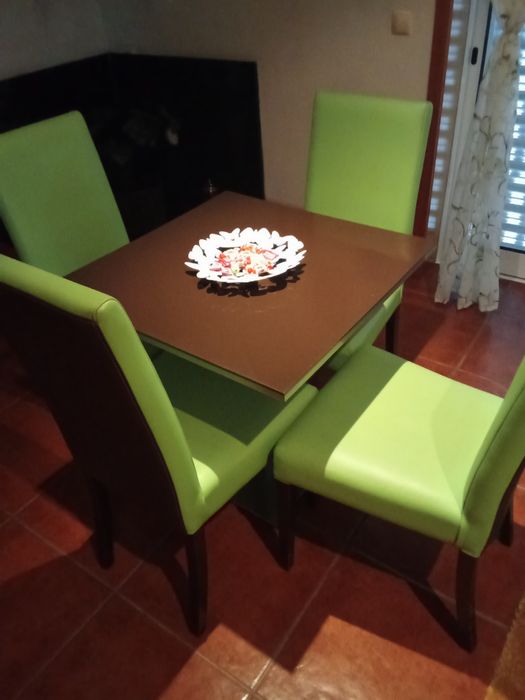 Mesa e quatro cadeiras