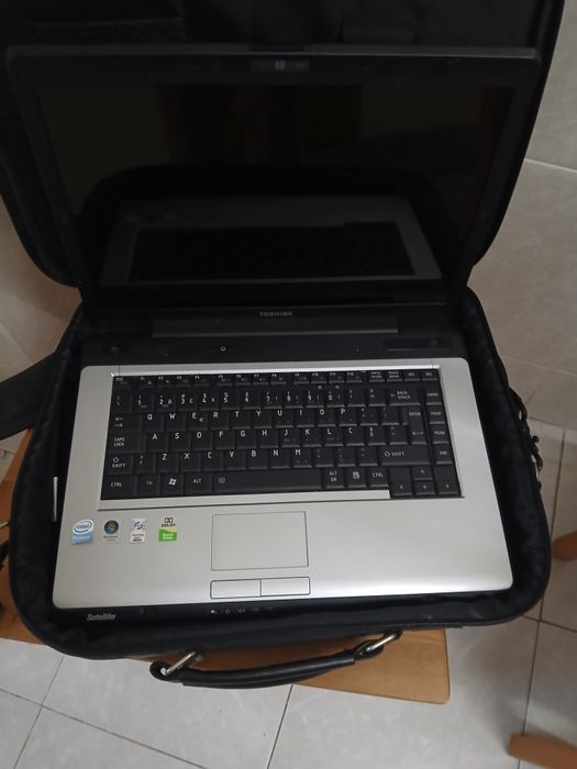 Portátil Toshiba + Carregador + Mala | A funcionar bem (Ligado à corrente)