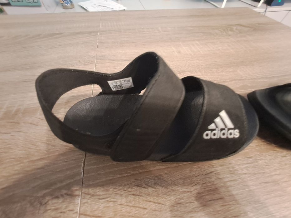 Sandały Adidas chłopięce r. 35 (23 cm) – jak nowe.