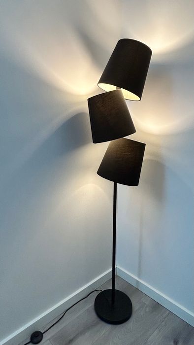 Candeeiro de pé preto