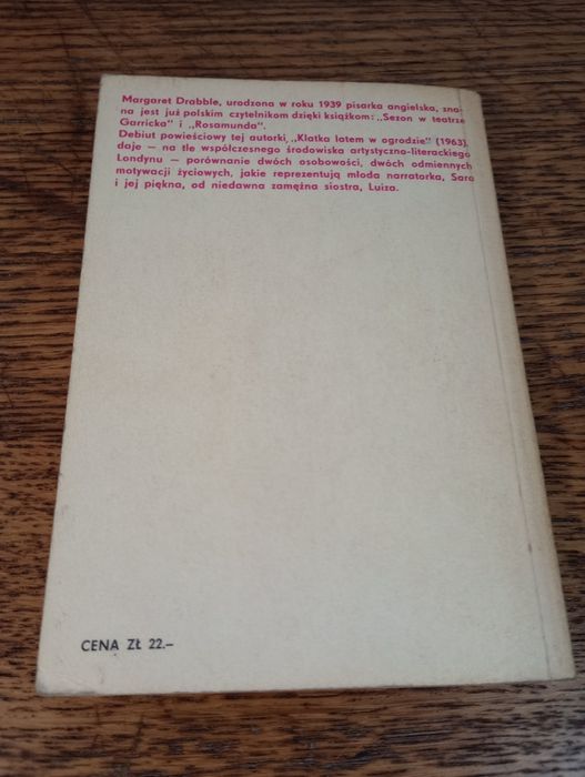 Klatka latem w ogrodzie. Margaret Drabble