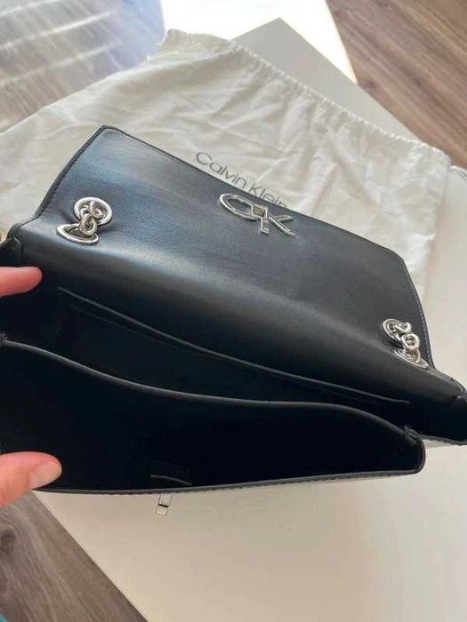 Torebka na ramię Calvin Klein lakierowana