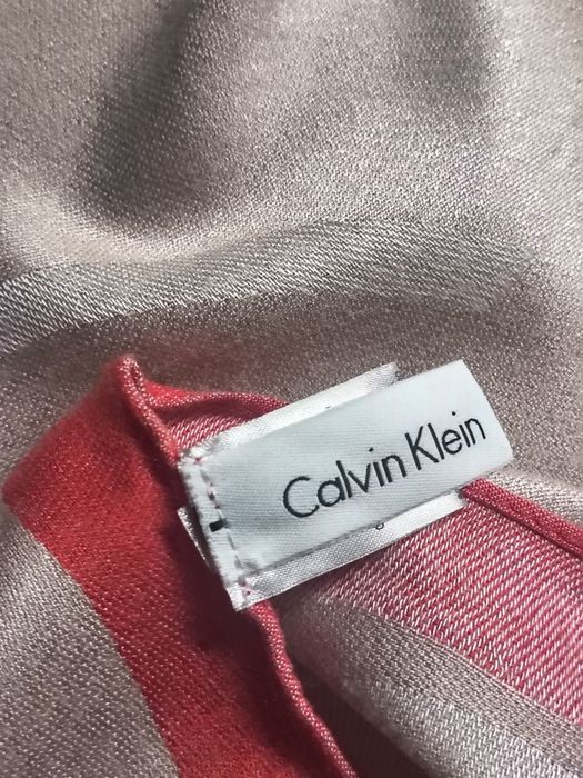 Szal Chusta CALVIN KLEIN Beżowy Logowany Czerwona Ramka Wiskoza