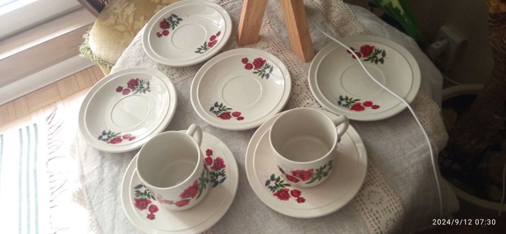 Zestaw z porcelitu, dwie filiżanki i sześć spodeczków
