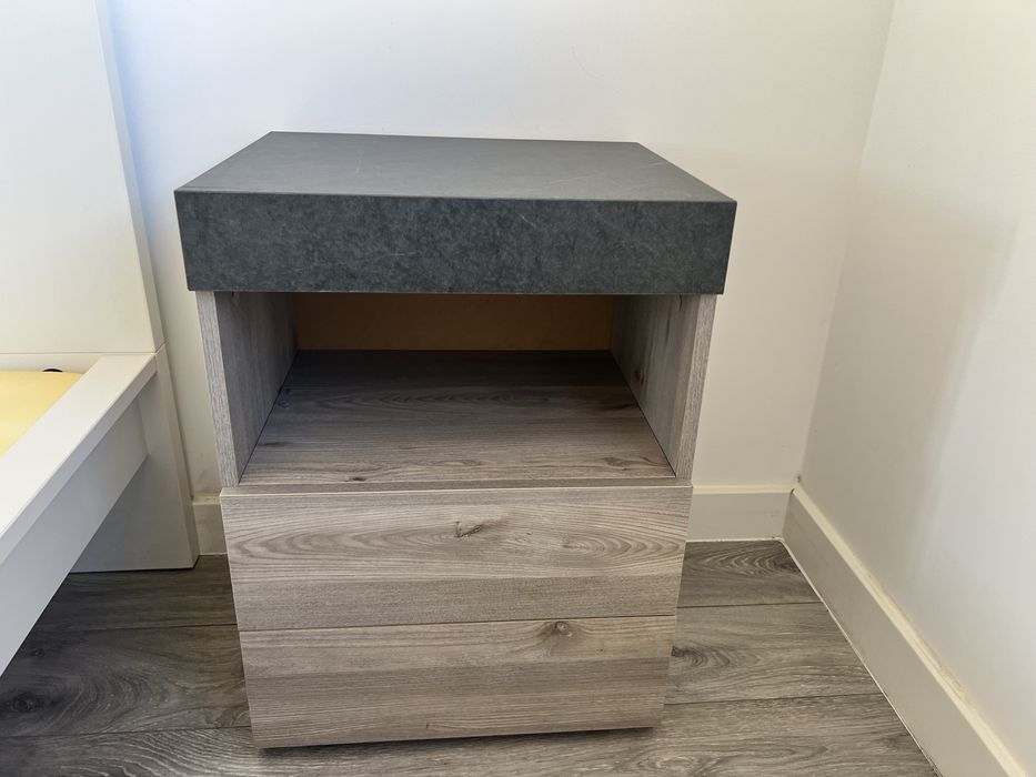 Mesas cabeceira uma branca e outra madeira