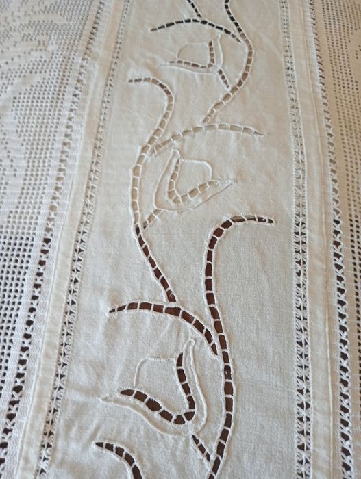 Colcha cama de casal em linho bordada e crochet
