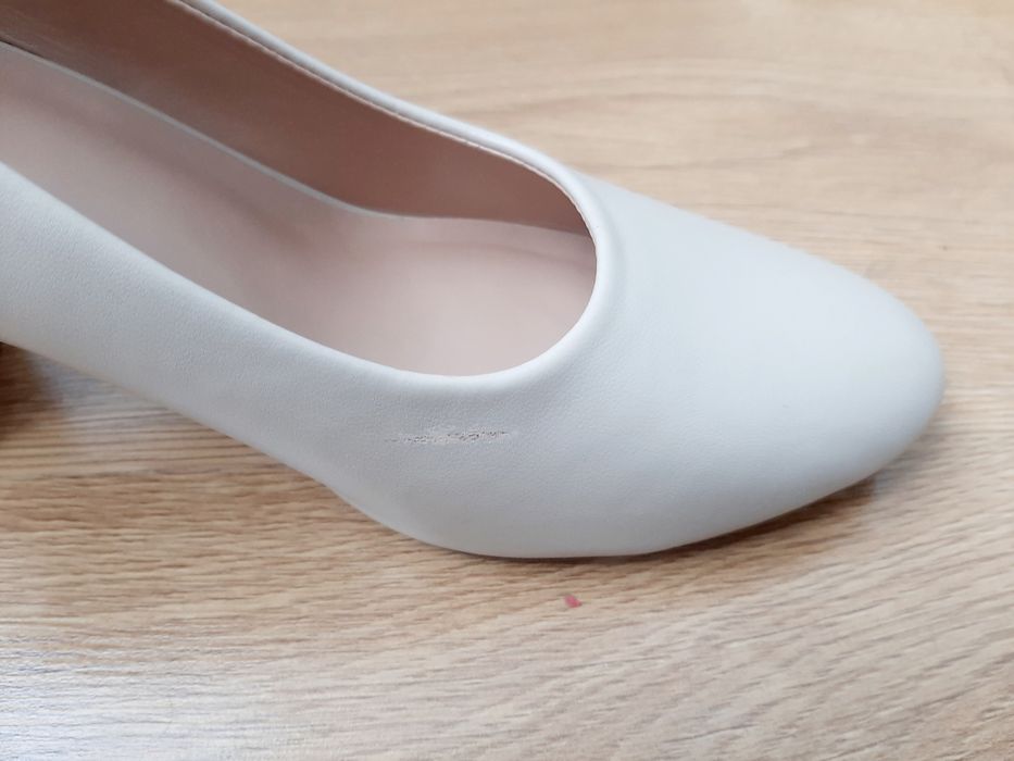 Buty beżowe Clara Barson r. 40