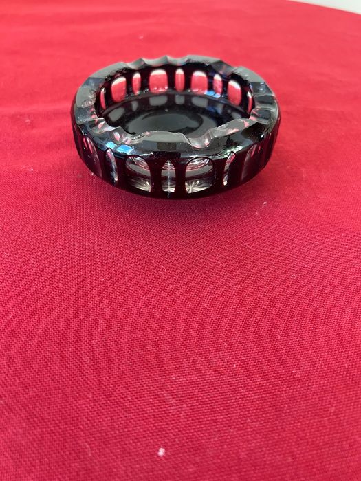 Kryształowa rubinowa popielniczka