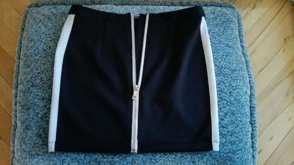 Czarna seksowna mini rozsuwana z tyłu do końca rozm. XS Cropp
