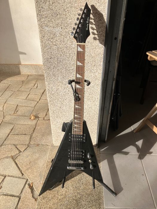 Harley Benton Flying V – Guitarra elétrica estilo metal / rock