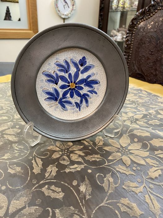 Prato em porcelana pintado à mão! Com rebordo em 95% de  estanho!