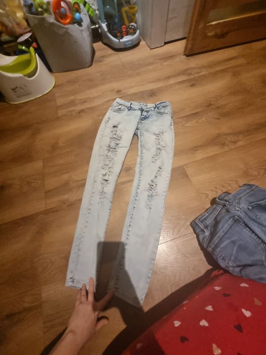 dzinsy z rozdraciami L