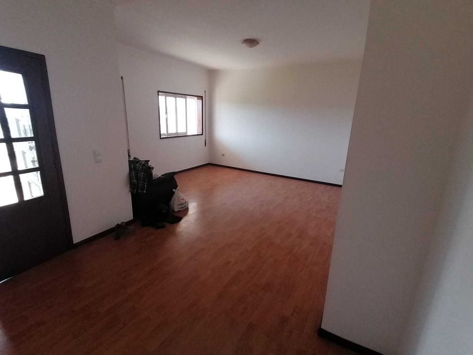 VENDO/ALUGO T3 com boas areas  e terraço