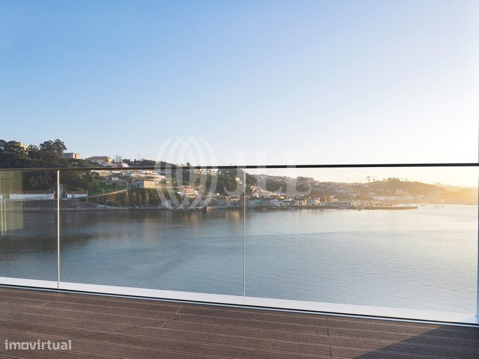 Apartamento T3 com varanda e vista rio, na Arrábida, Porto