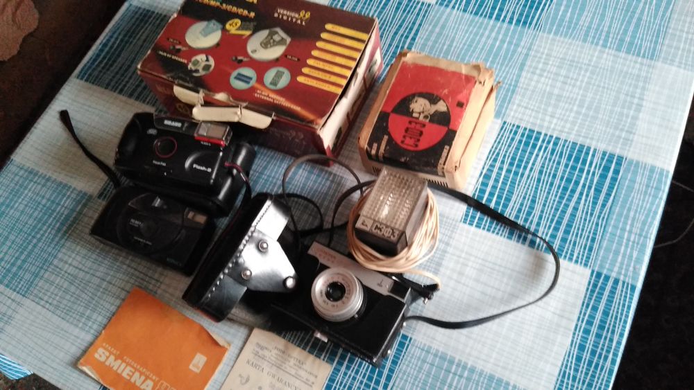 Aparat Smena z czasów PRL-u, lampa błyskowa, odtwarzacz VCD...