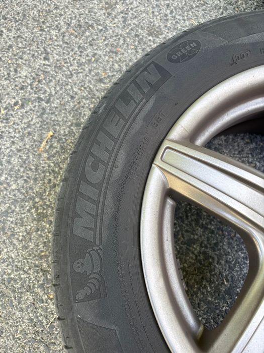 Conjunto 4 Pneus Michelin + jantes.