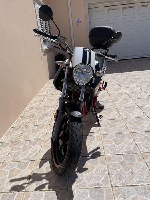 Vendo UM Scrambler Renegade 125 C/Nova!
