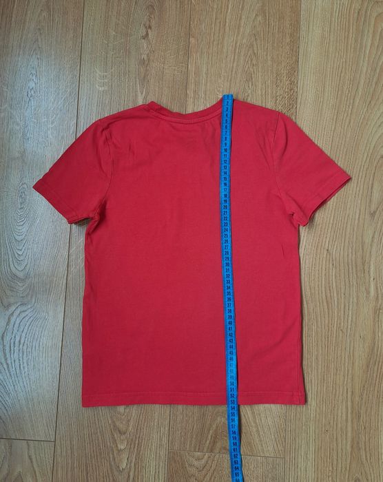 Красная футболка и синие джинсовые