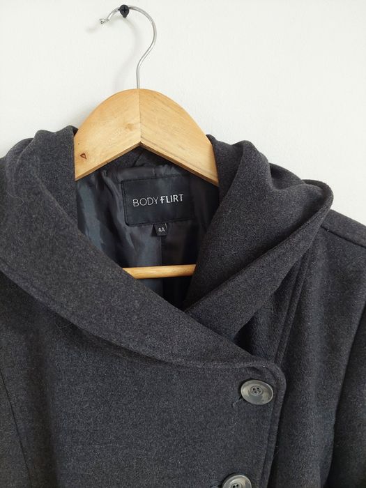 Ciemnoszary płaszcz damski na guziki BodyFlirt