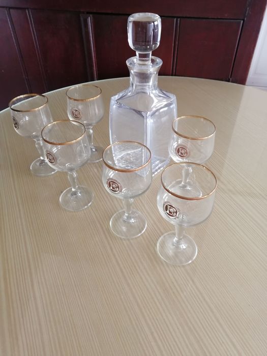 conjunto de licoreira mais copos