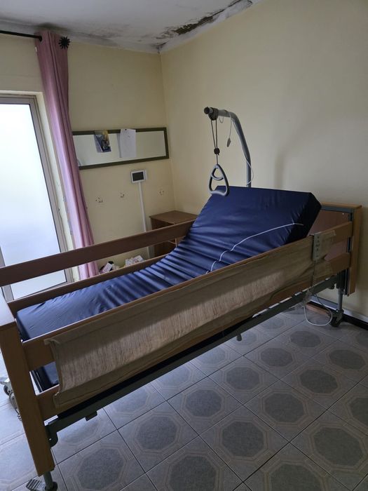 Cama elétrica articulada com colchão antiescaras e motor