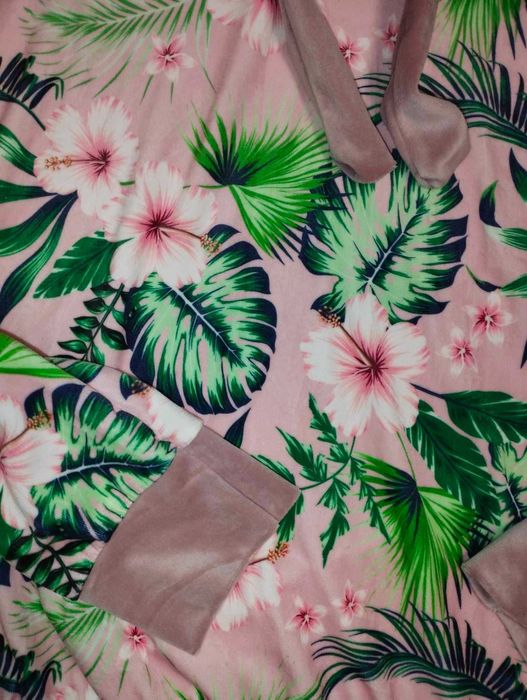 Welurowy dres z kapturem w kolorze pudrowy róż