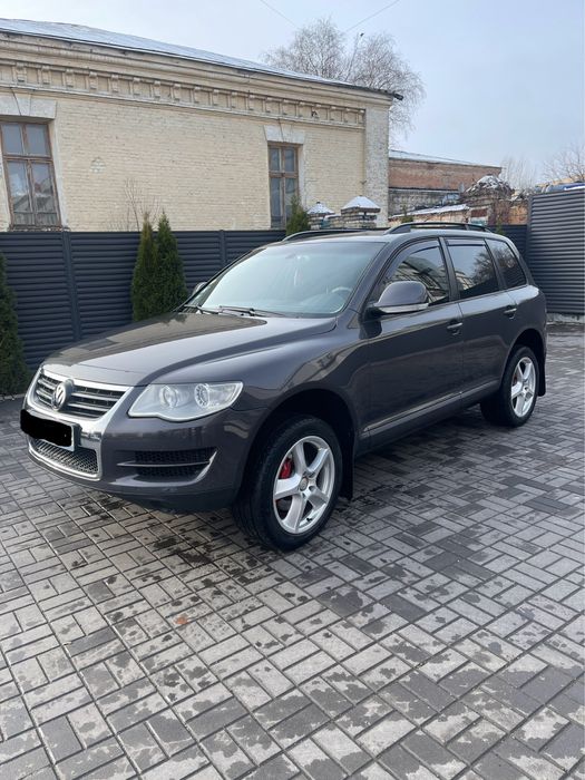 Тоурег у відмінному стані, повністю зроблене ТО, капіталовкладеннь не потребує взагалі. Підвіска проста на пружинах, резина 90%, майже нова.
