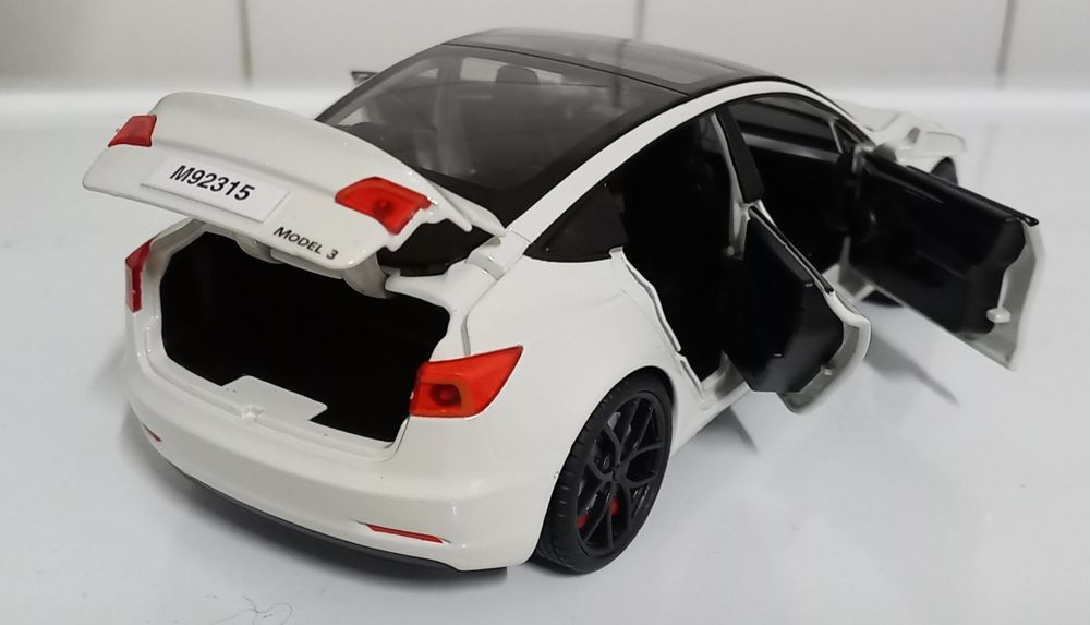 Tesla Model 3 Miniatura esc 1/24