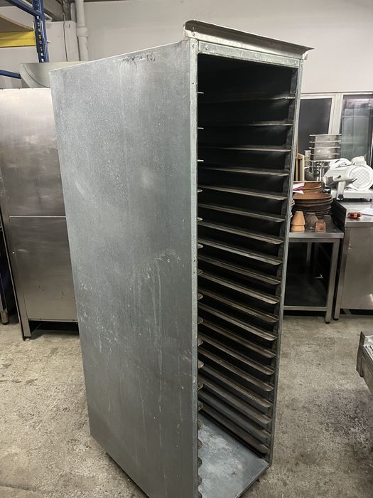 Carrinho para tabuleiros de padaria em ferro forrado a chapa