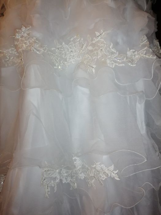 Гарна  весільна сукня