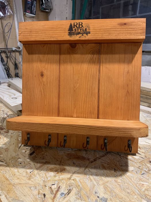 Полочка для ключей из массива сосны  (Loft Vault)