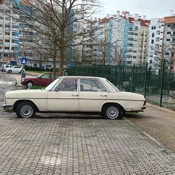 Mercedes  w115  220 diesel